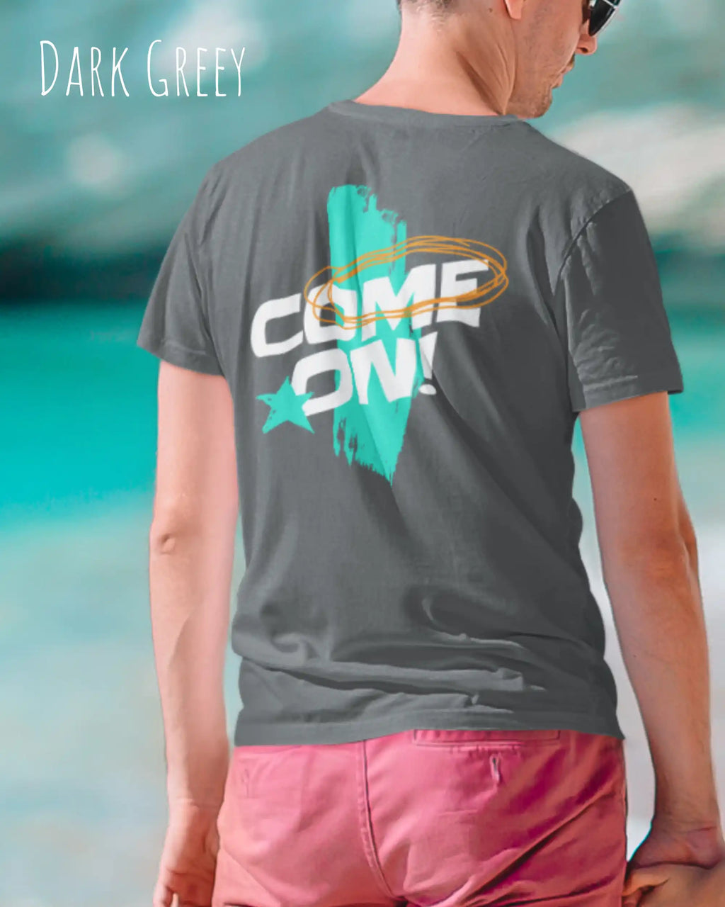 ein mann trägt ein design-t-sirt in der farbe dark grey mit dem backprint come one!