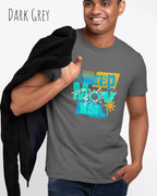 ein mann trägt ein design-t-sirt in der farbe dark grey mit dem motiv keep moving.