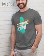 ein mann trägt ein design-t-sirt in der farbe dark grey  mit dem motiv  come on!