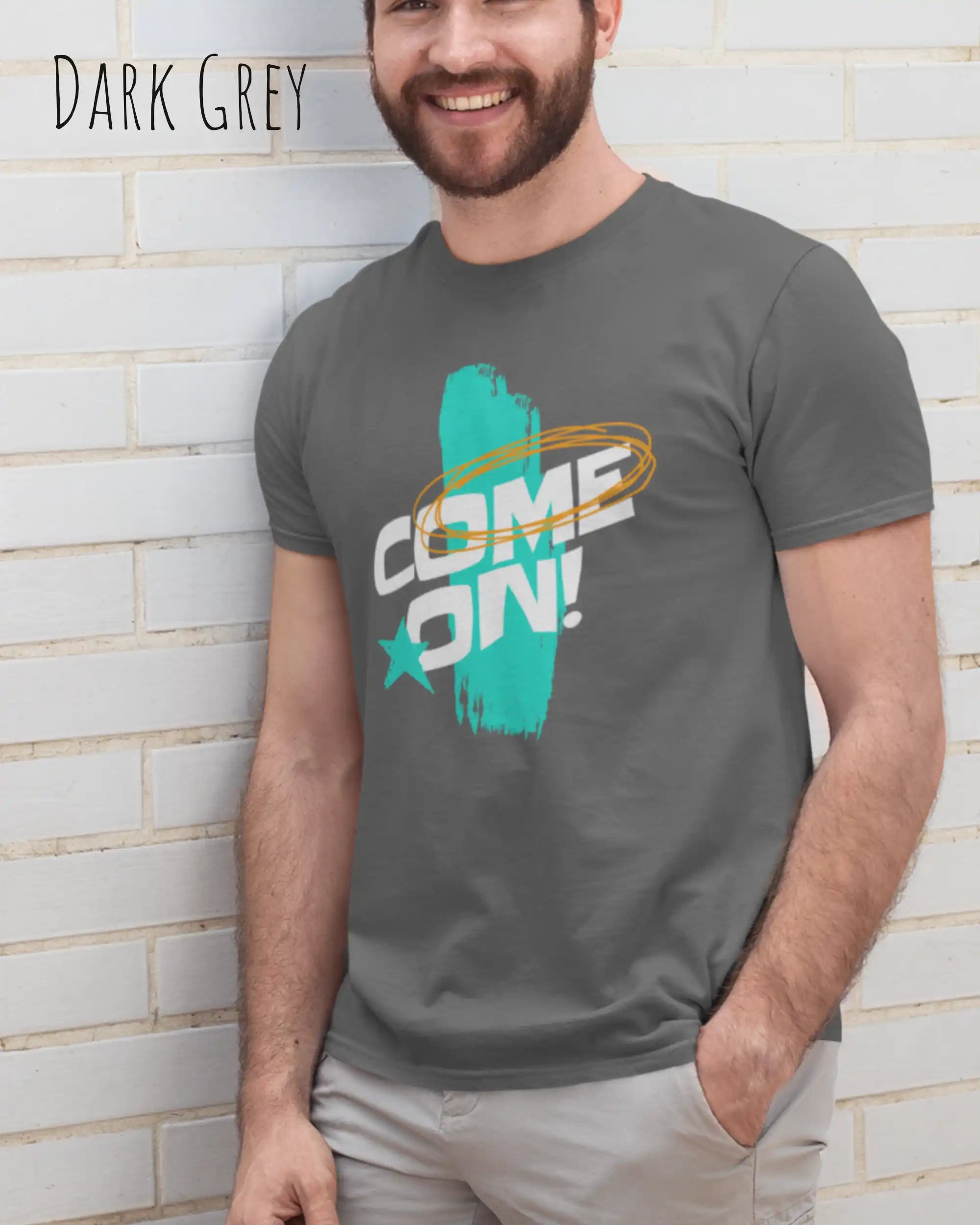 ein mann trägt ein design-t-sirt in der farbe dark grey  mit dem motiv  come on!