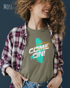 lachende frau trägt ein design-t-sirt in der farbe moss  mit dem motiv  come on!