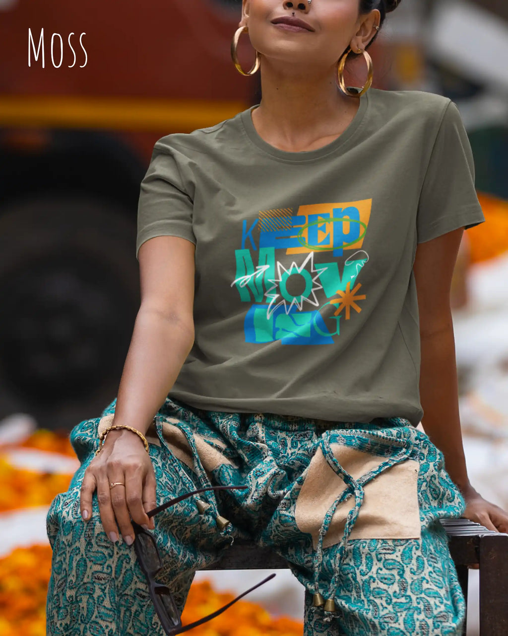 junge frau  trägt ein design-t-sirt in der farbe moss mit dem motiv keep moving.