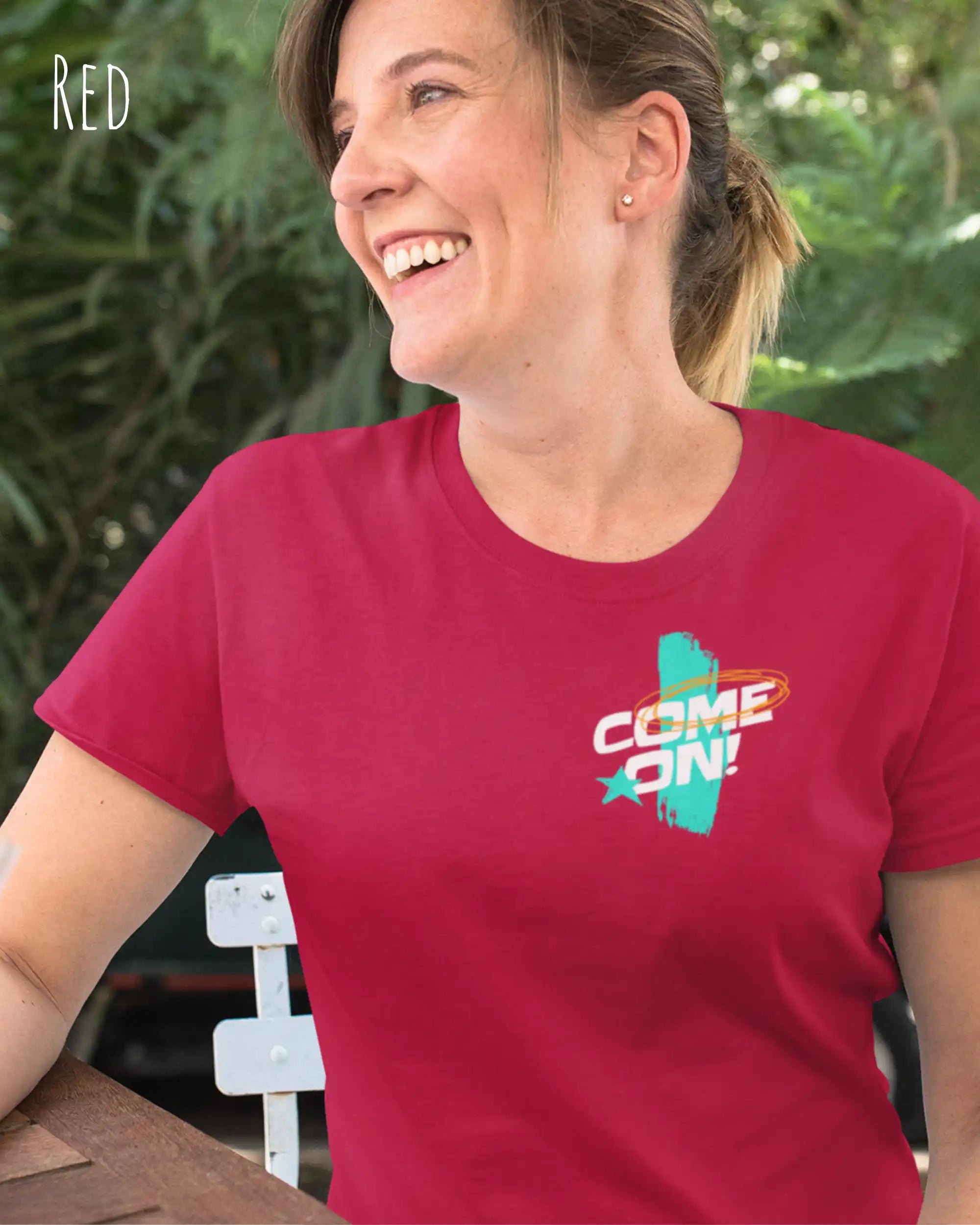 eine frau  trägt ein design-t-sirt in der farbe red  mit dem motiv  come one! oben links