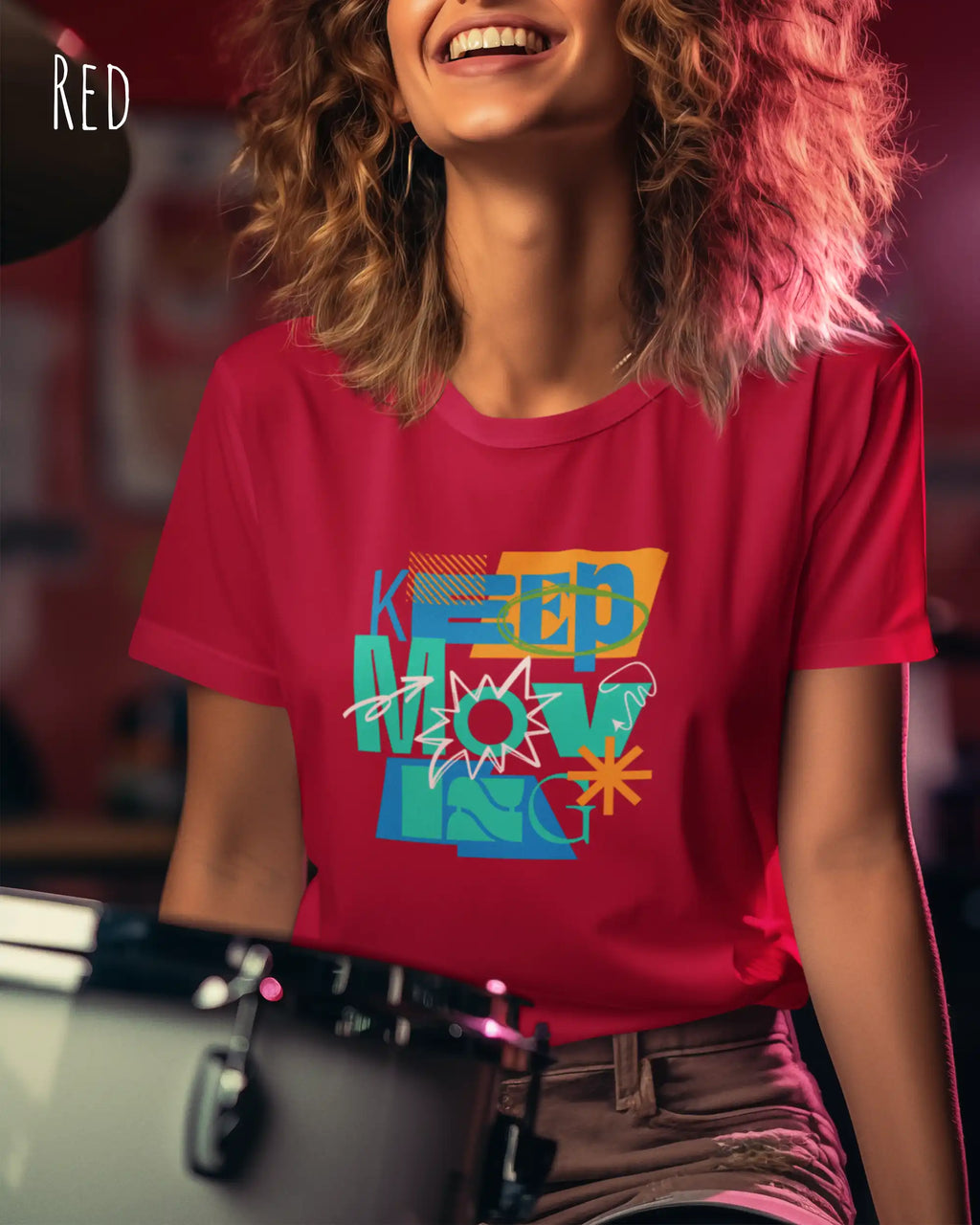 lachende frau trägt ein design-t-sirt in der farbe red  mit dem motiv keep moving