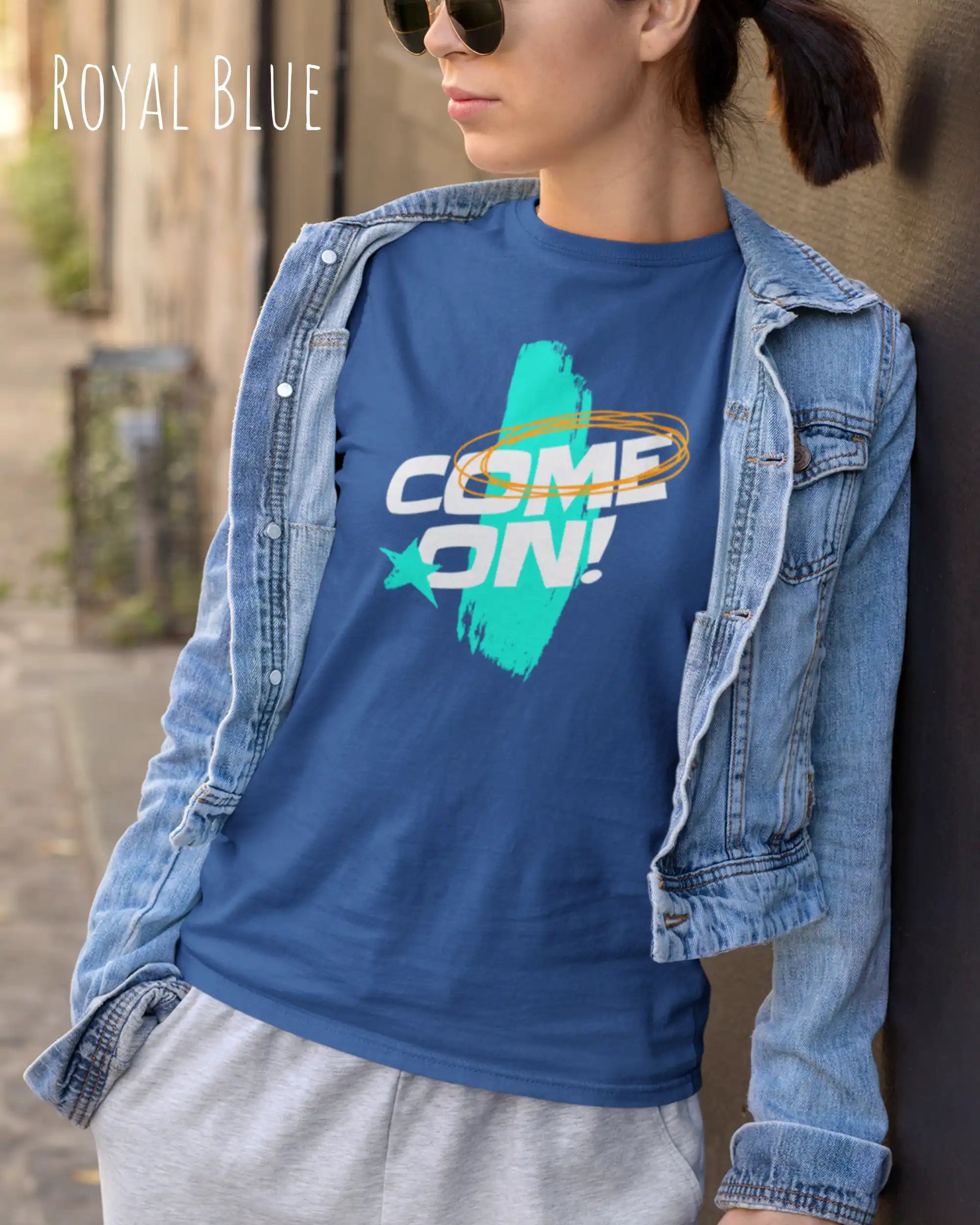 eine frau  trägt ein design-t-sirt in der farbe royal blue  mit dem motiv  come one!
