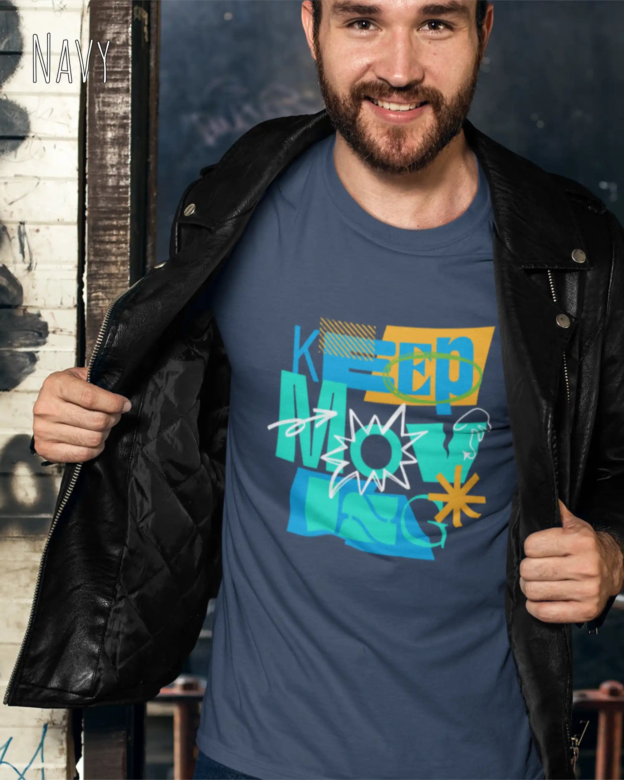 ein mann trägt ein design-t-sirt in der farbe navy mit dem motiv keep moving.