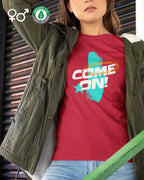das bild zeigt eine frau, die ein organic unisex design-t-shirt mit dem motiv cone on trägt.