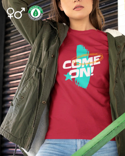 das bild zeigt eine frau, die ein organic unisex design-t-shirt mit dem motiv cone on trägt.