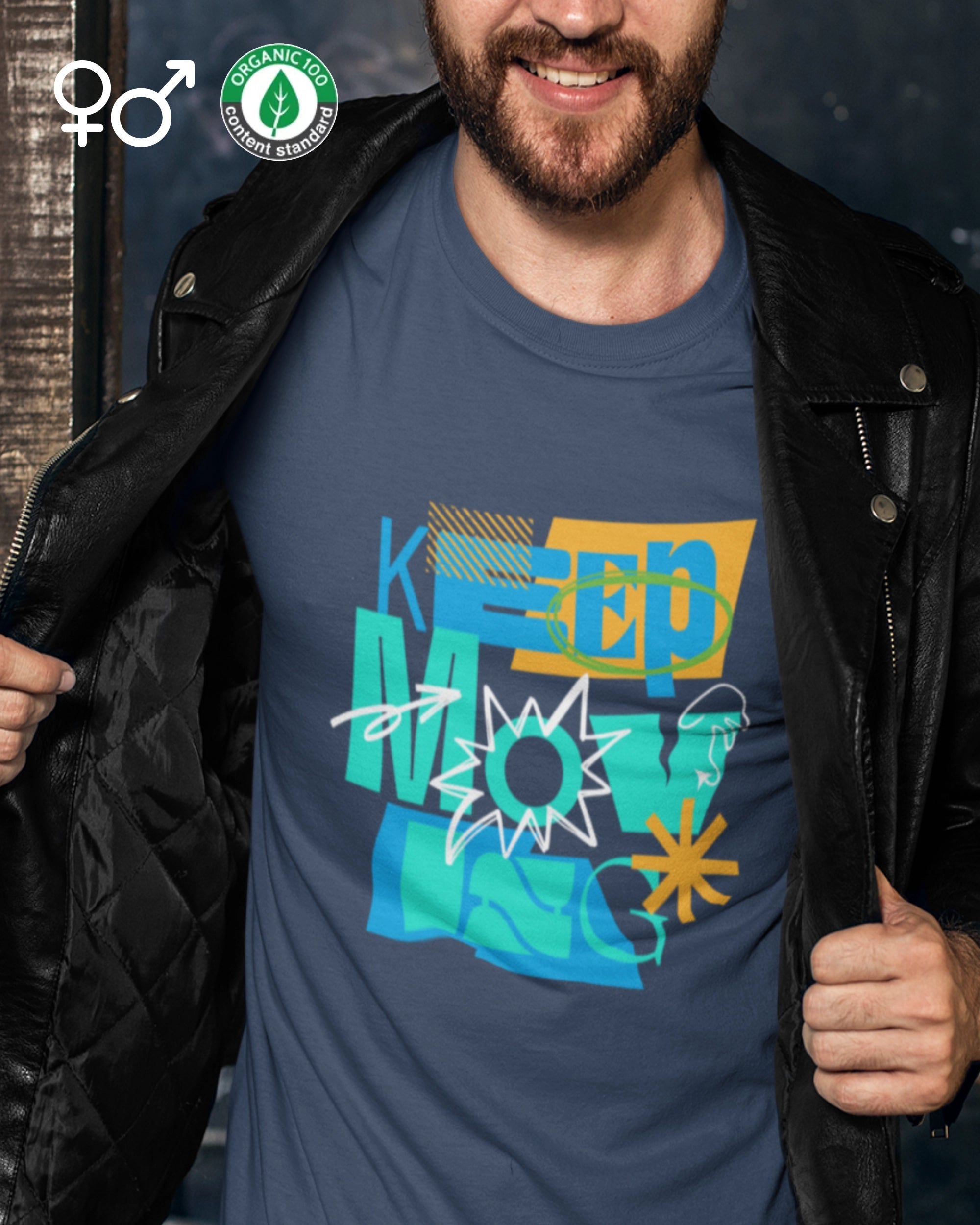 Das Bild zeigt einen Mann, der ein Design-T-Shirt mit dem Motiv keep moving trägt.