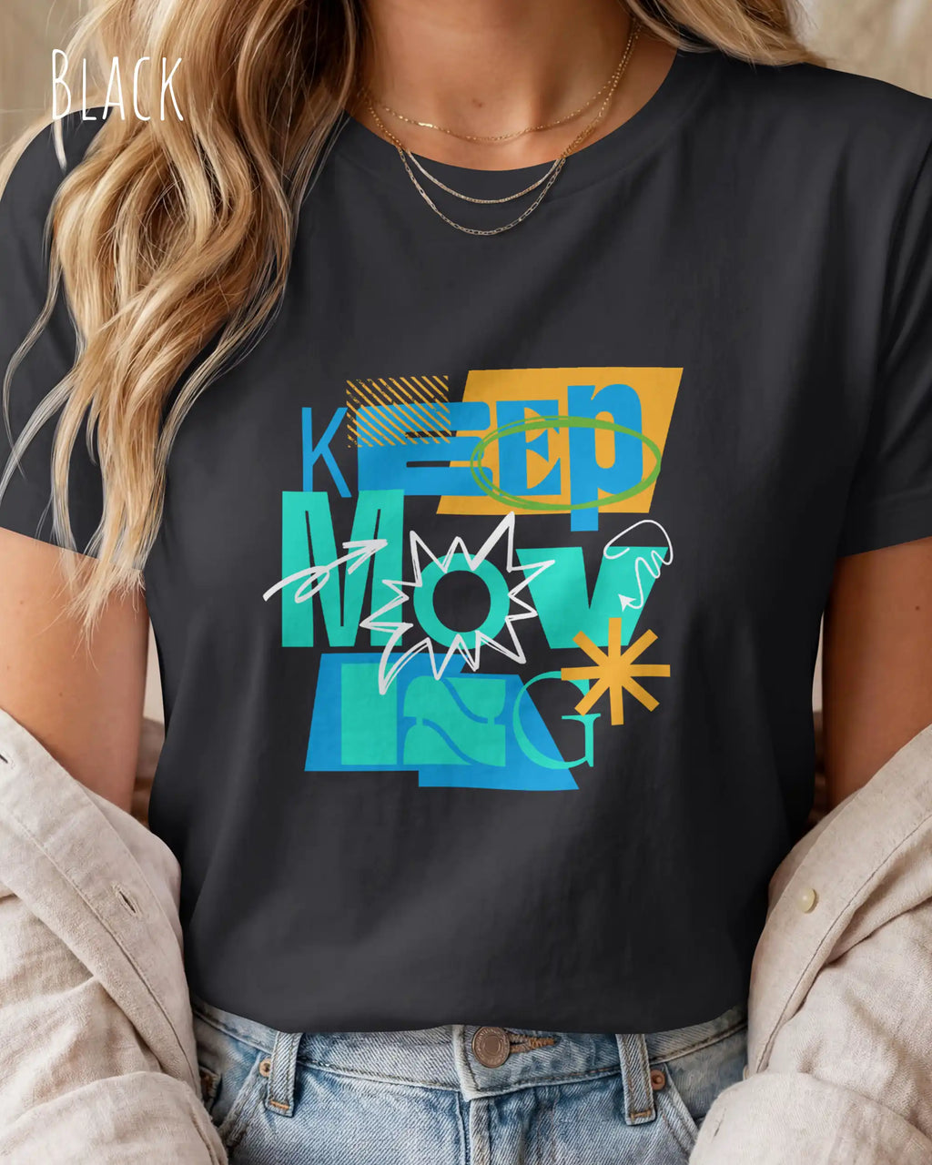 Dieses Bild zeigt eine blonde frau, die ein feminines design-T-Shirt in der farbe black und mit der motivierenden grafik "keep moving" trägt.