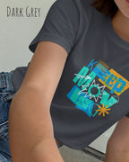 Dieses Bild zeigt eine frau, die ein feminines design-T-Shirt in der farbe dark grey und mit der motivierenden grafik "keep moving" trägt.