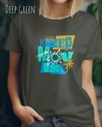 Dieses Bild zeigt eine frau, die ein feminines design-T-Shirt in der farbe deep green und mit der motivierenden grafik "keep moving" trägt.