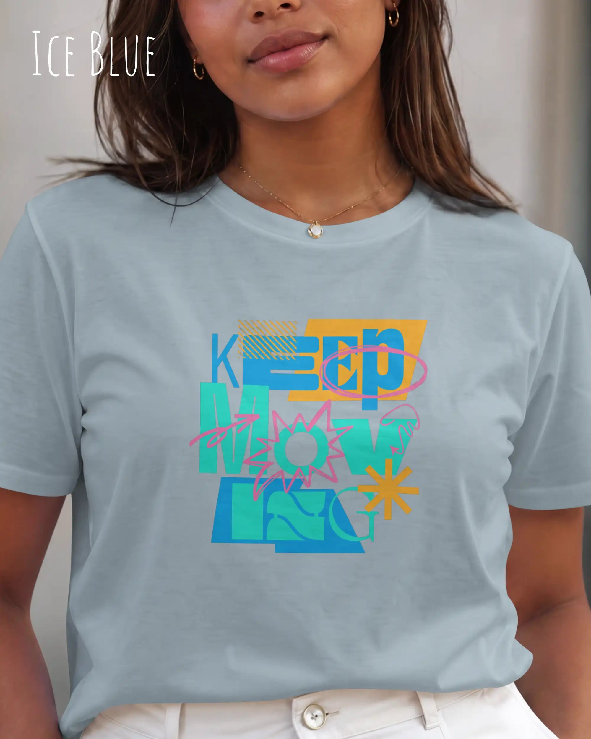 Dieses Bild zeigt eine frau, die ein feminines design-T-Shirt in der farbe ice blue und mit der motivierenden grafik "keep moving" trägt.