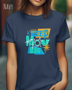 Dieses Bild zeigt eine frau, die ein feminines design-T-Shirt in der farbe navy und mit der motivierenden grafik "keep moving" trägt.