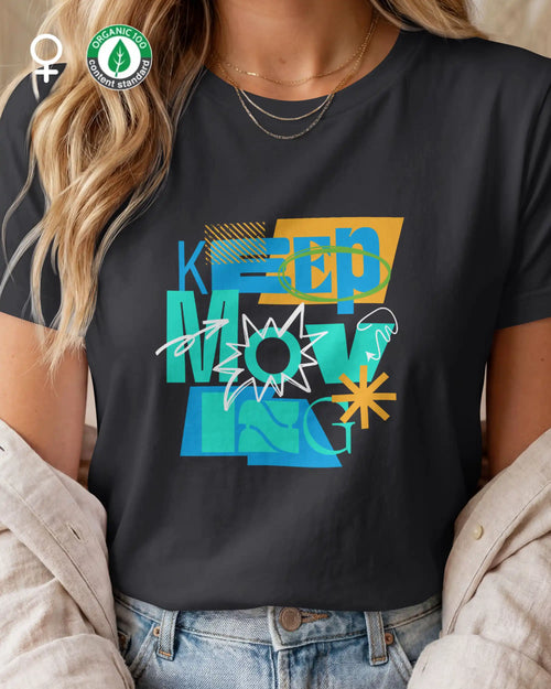 Dieses Bild zeigt eine frau, die ein nachhaltiges design-T-Shirt mit femininem schnitt und mit der motivierenden grafik "keep moving" trägt.