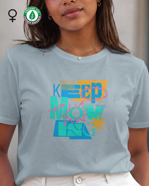 Dieses Bild zeigt eine frau, die ein feminines design-T-Shirt aus bio-baumwolle und mit der motivierenden grafik "keep moving" trägt.