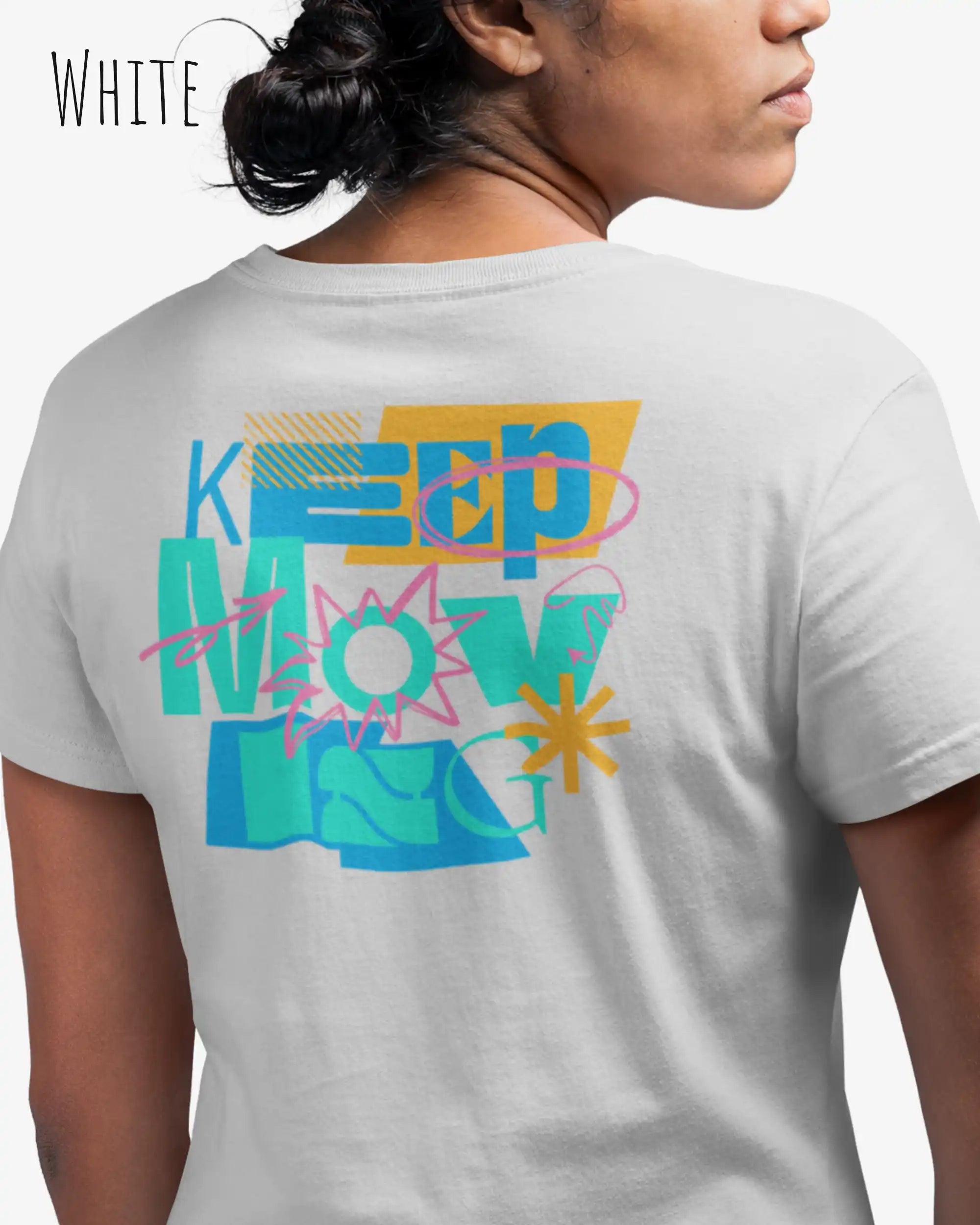 dieses bild zeigt eine frau, die ein feminines design-T-Shirt in der farbe white und mit der motivierenden backprint grafik "keep moving" trägt.