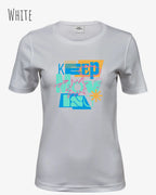 das bild zeigt das T-Shirt Tee Jays Women's Interlock Tee STYLE 580 in der farbe WHITE mit dem motivierenden design "keep moving".