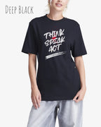 Eine Frau trägt das Baumwolle Unisex T-Shirt AWDis 150 T in der Farbe Deep Black mit dem STATEMENT Design THINK SPEAK ACT 