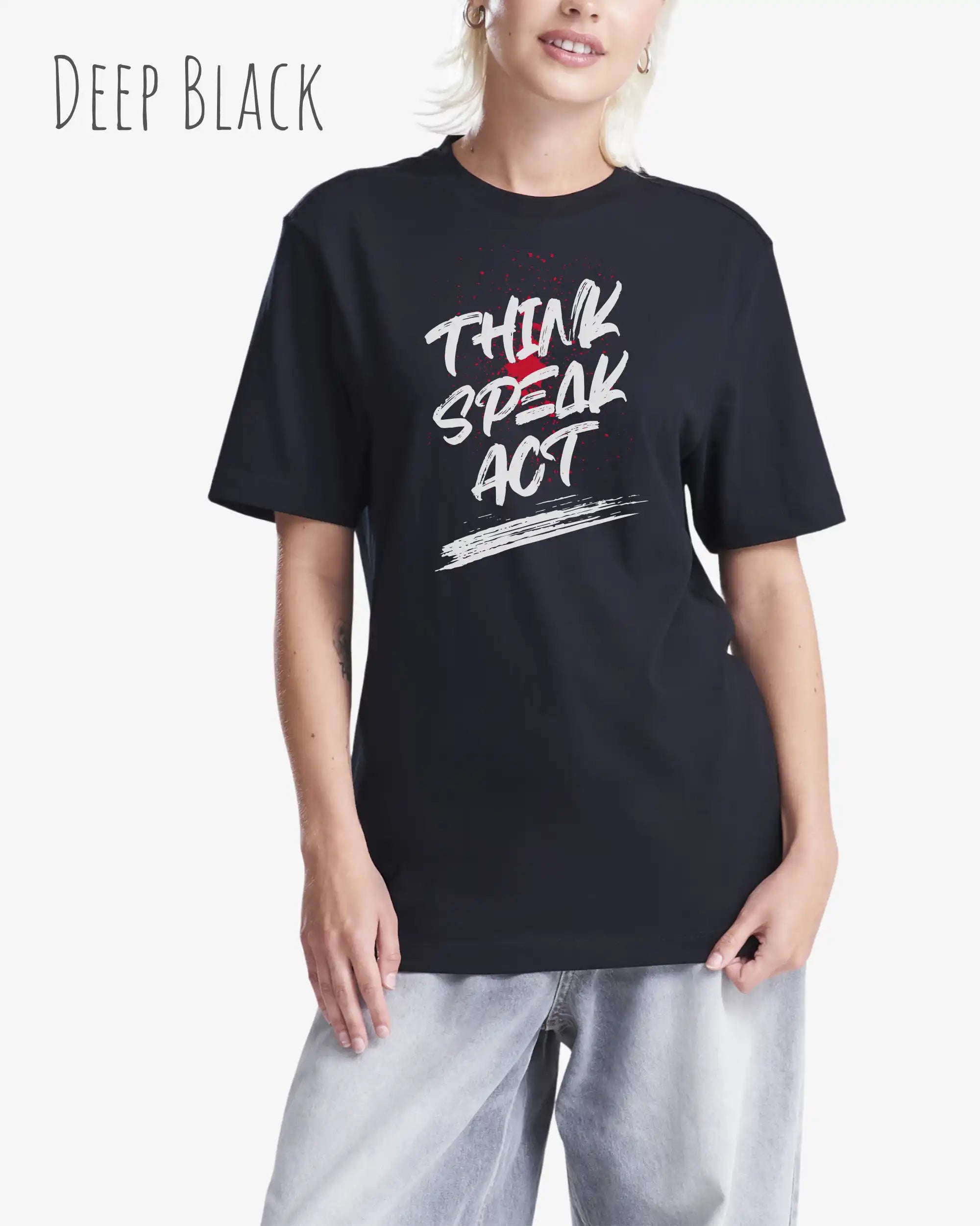 Eine Frau trägt das Baumwolle Unisex T-Shirt AWDis 150 T in der Farbe Deep Black mit dem STATEMENT Design THINK SPEAK ACT 
