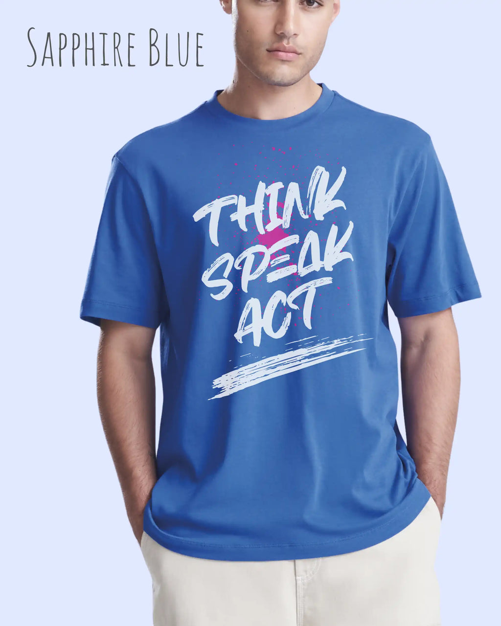 Ein Mann trägt das Baumwolle Unisex T-Shirt AWDis 150 T in der Farbe Sapphire Blue mit dem STATEMENT Design THINK SPEAK ACT  