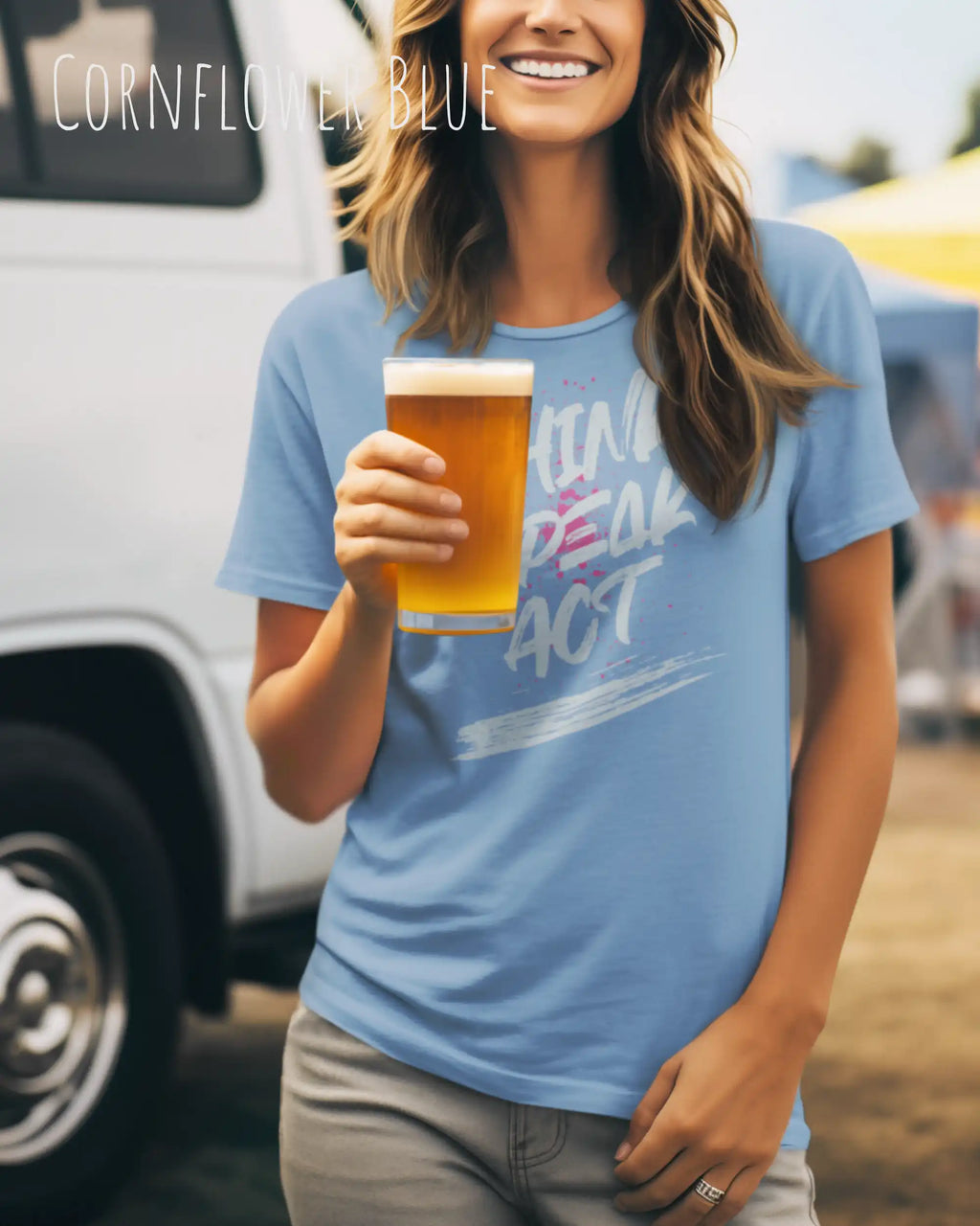 Eine Frau trägt das Baumwolle Unisex T-Shirt AWDis 150 T in der Farbe Cornflower Blue mit dem STATEMENT Design THINK SPEAK ACT    