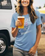 Eine Frau trägt das Baumwolle Unisex T-Shirt AWDis 150 T in der Farbe Cornflower Blue mit dem STATEMENT Design THINK SPEAK ACT    