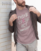 Ein Mann trägt das Baumwolle Unisex T-Shirt AWDis 150 T in der Farbe Dusty Lilac mit dem STATEMENT Design THINK SPEAK ACT    

