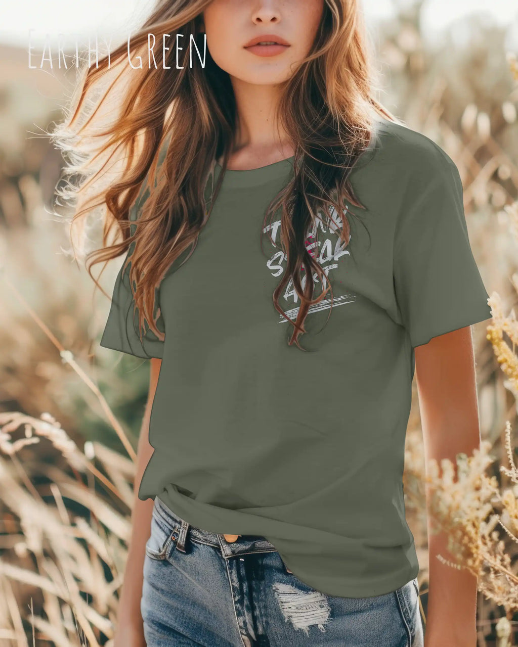 Junge Frau trägt das Baumwolle Unisex T-Shirt AWDis 150 T in der Farbe Earthy Green mit dem STATEMENT Design THINK SPEAK ACT    