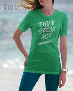 Eine Frau trägt das Baumwolle Unisex T-Shirt AWDis 150 T in der Farbe Kelly Green mit dem STATEMENT Design THINK SPEAK ACT    