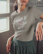 Eine Frau trägt das Baumwolle Unisex T-Shirt AWDis 150 T in der Farbe Mocca Brown mit dem STATEMENT Design THINK SPEAK ACT    