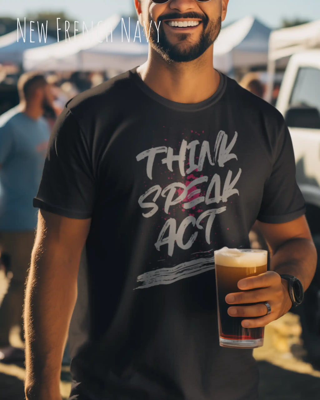 Ein Mann trägt das Baumwolle Unisex T-Shirt AWDis 150 T in der Farbe New French Navy mit dem STATEMENT Design THINK SPEAK ACT   