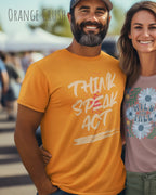 Ein Mann trägt das Baumwolle Unisex T-Shirt AWDis 150 T in der Farbe Orange Crush mit dem STATEMENT Design THINK SPEAK ACT   