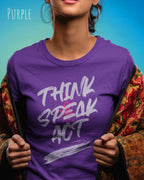 Eine Frau trägt das Baumwolle Unisex T-Shirt AWDis 150 T in der Farbe Purple mit dem STATEMENT Design THINK SPEAK ACT    