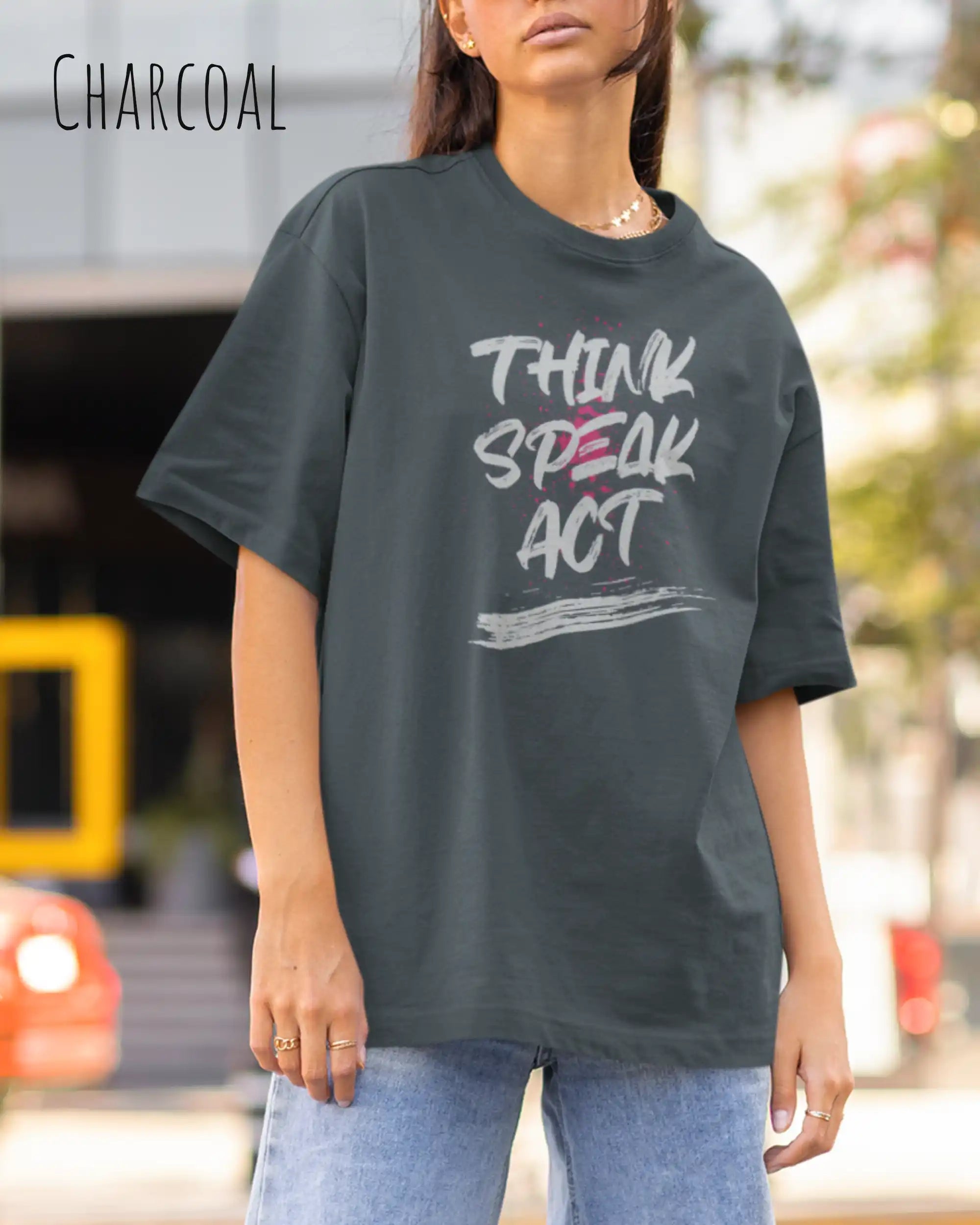 Frau trägt das Heavyweight Oversized T-Shirt AWDis 240 T in der Farbe charcoal mit dem Design -THINK SPEAK ACT.