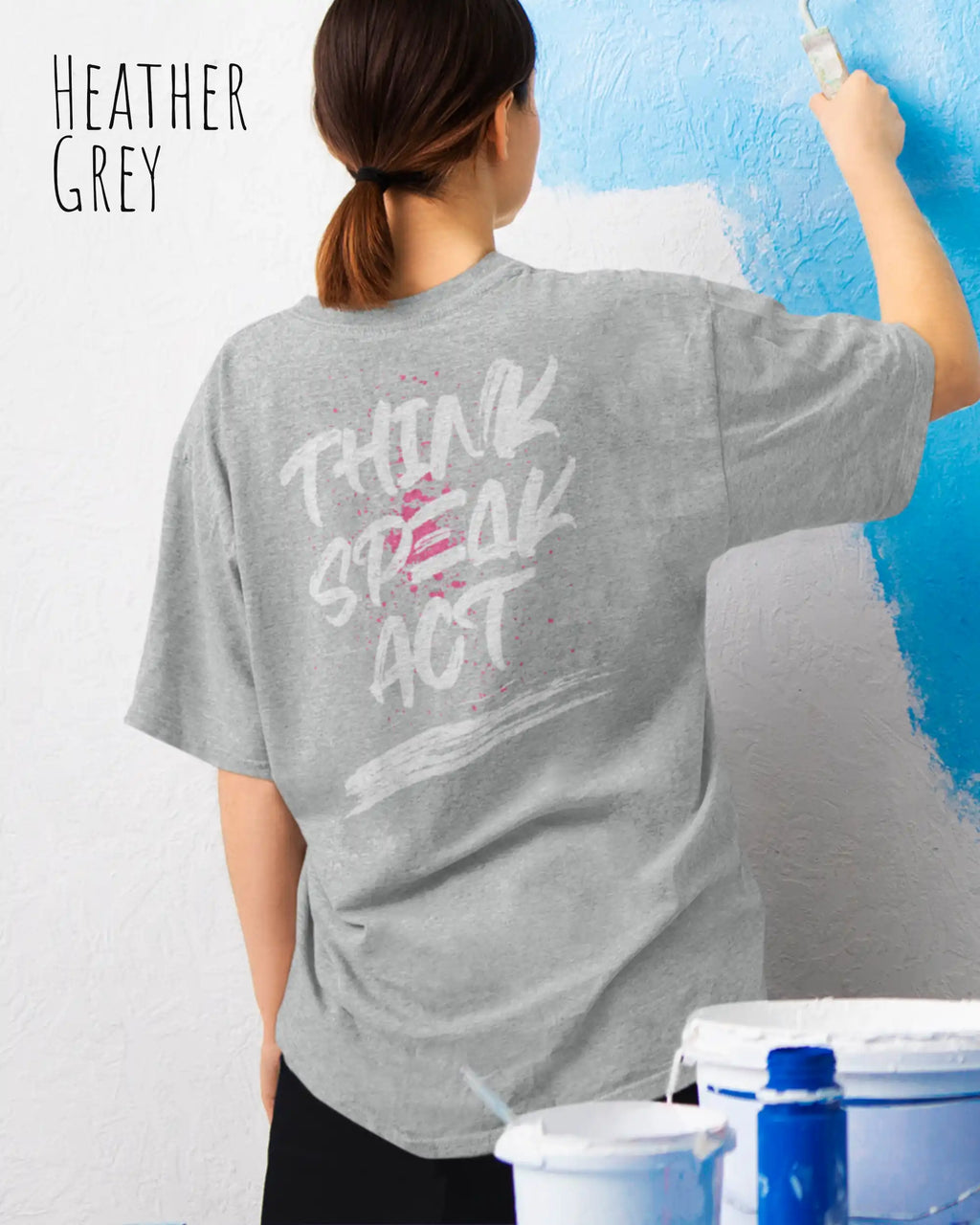 Frau trägt das Heavyweight Oversized T-Shirt AWDis 240 T in der Farbe heather grey mit dem Design -THINK SPEAK ACT auf dem Rücken.