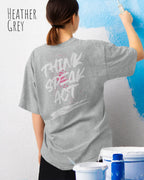 Frau trägt das Heavyweight Oversized T-Shirt AWDis 240 T in der Farbe heather grey mit dem Design -THINK SPEAK ACT auf dem Rücken.