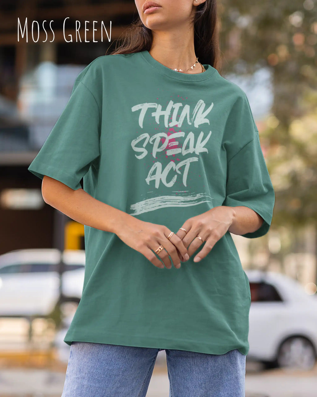 Frau trägt das Heavyweight Oversized T-Shirt AWDis 240 T in der Farbe moss green  mit dem Design -THINK SPEAK ACT.