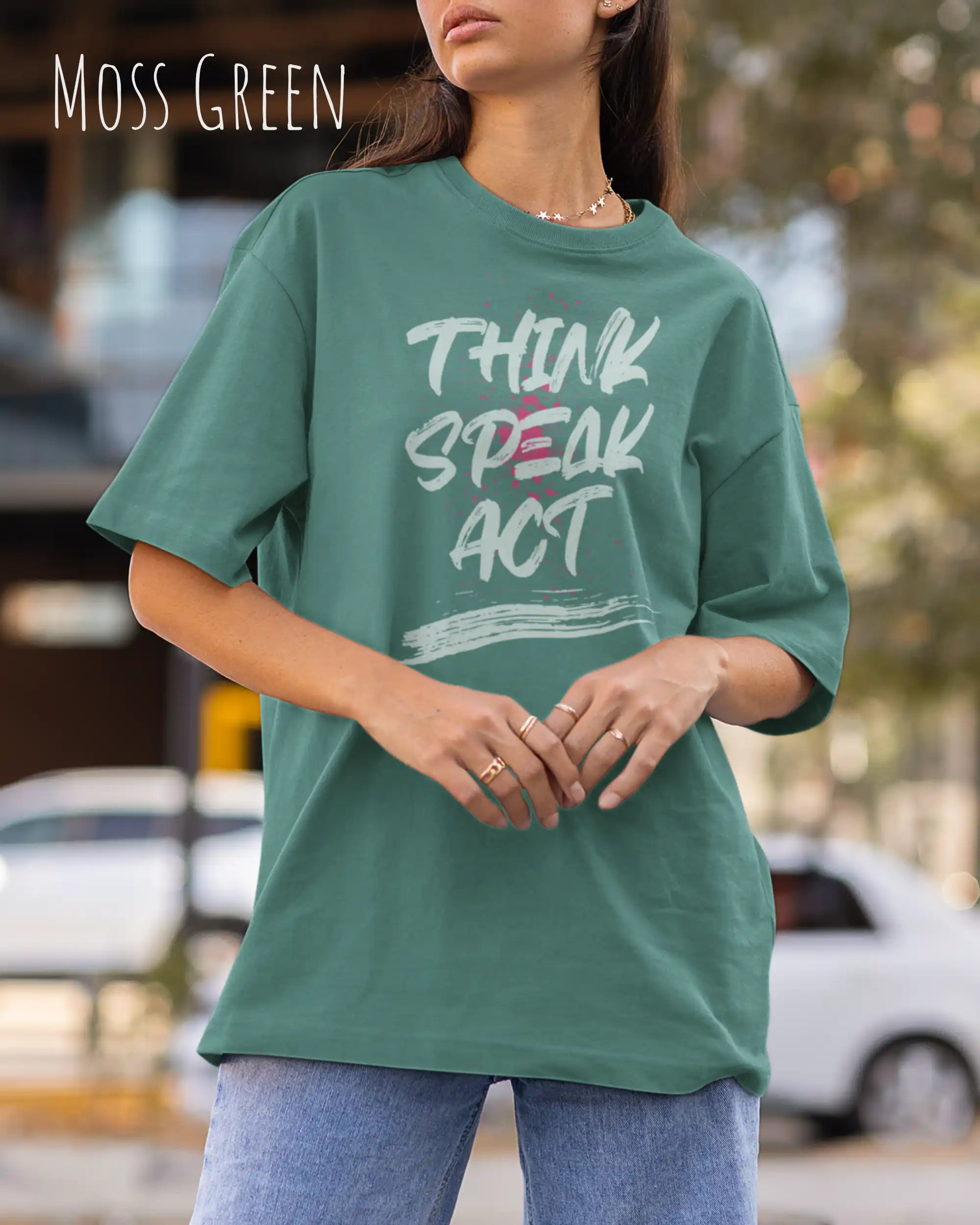 Frau trägt das Heavyweight Oversized T-Shirt AWDis 240 T in der Farbe moss green  mit dem Design -THINK SPEAK ACT.