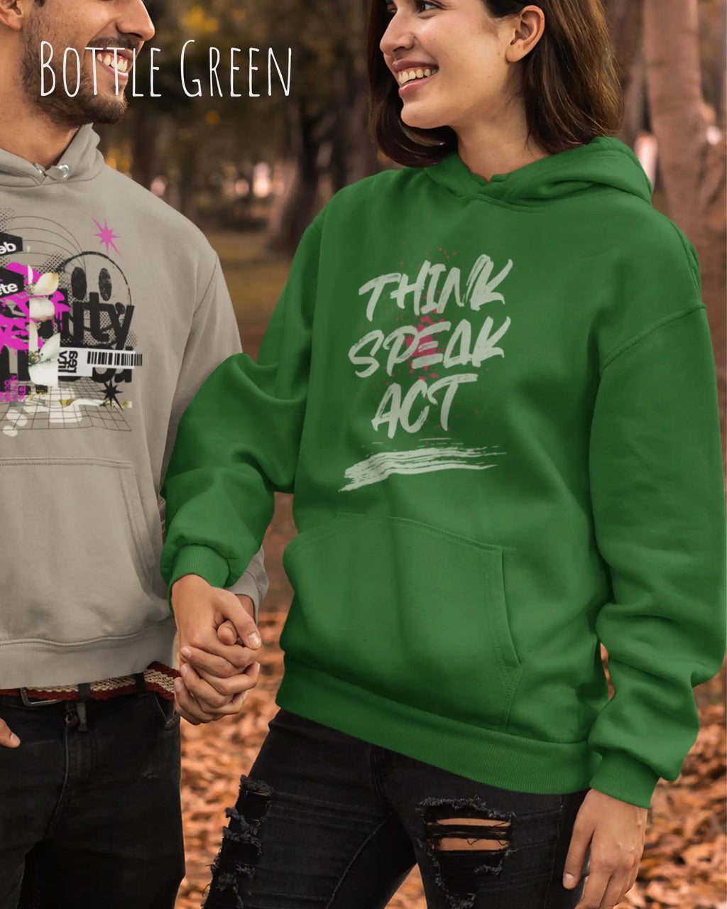 Eine Frau trägt den unisex basic hoodie JH001 von awdis in der Farbe bottle green mit dem STATEMENT Design THINK SPEAK ACT     