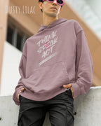 Ein Mann trägt den unisex basic hoodie JH001 von awdis in der Farbe dusty lilac mit dem STATEMENT Design THINK SPEAK ACT 