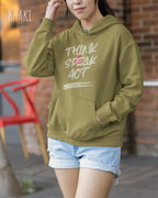 Eine Frau trägt den unisex basic hoodie JH001 von awdis in der Farbe Khaki mit dem STATEMENT Design THINK SPEAK ACT