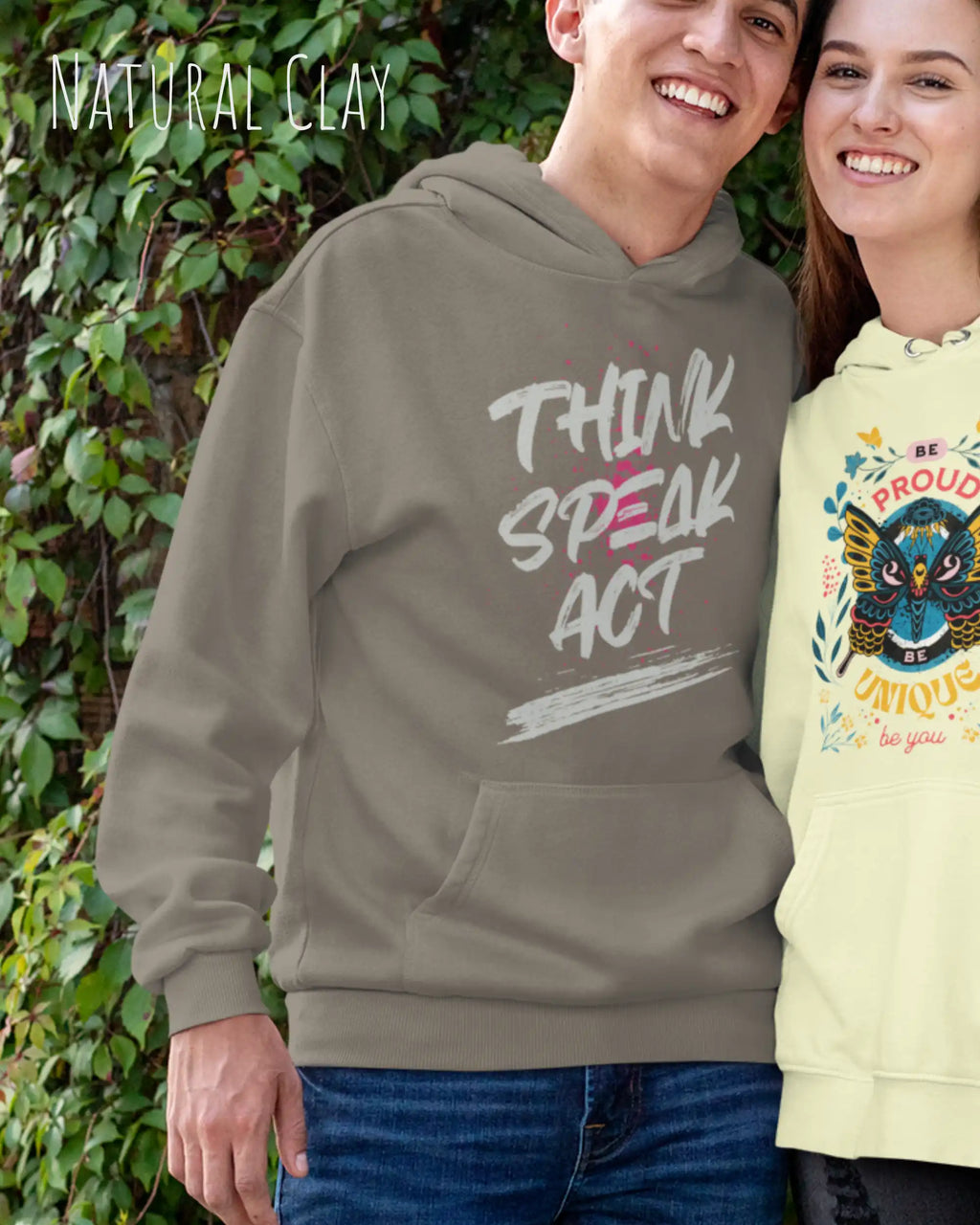 Ein Mann trägt den unisex basic hoodie JH001 von awdis in der Farbe natural  clay  mit dem STATEMENT Design THINK SPEAK ACT   