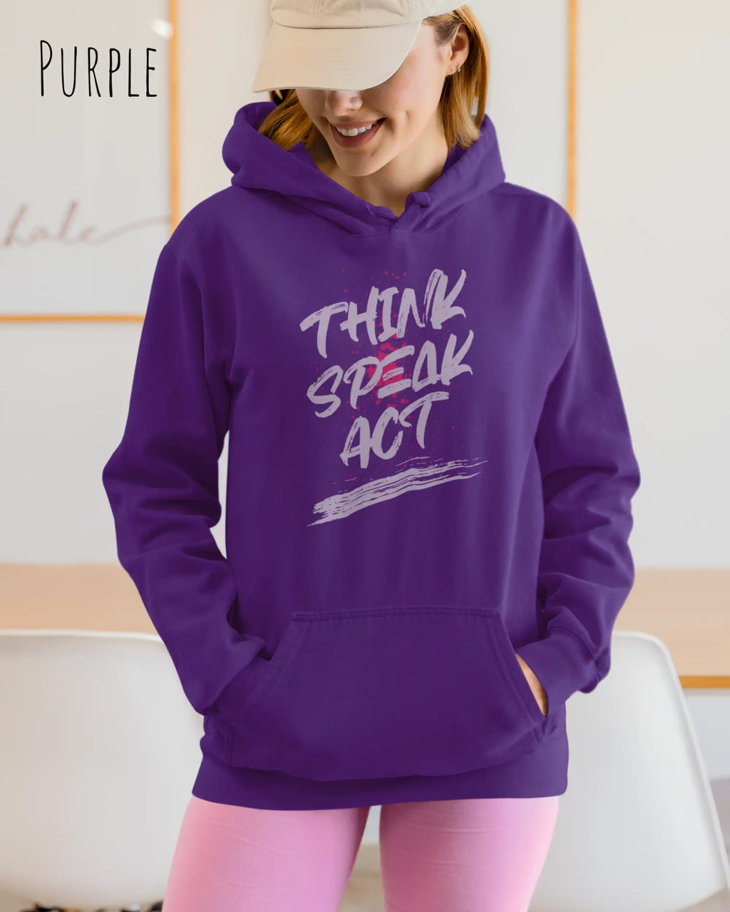 Eine Frau trägt den unisex basic hoodie JH001 von awdis in der Farbe purple mit dem STATEMENT Design THINK SPEAK ACT     
