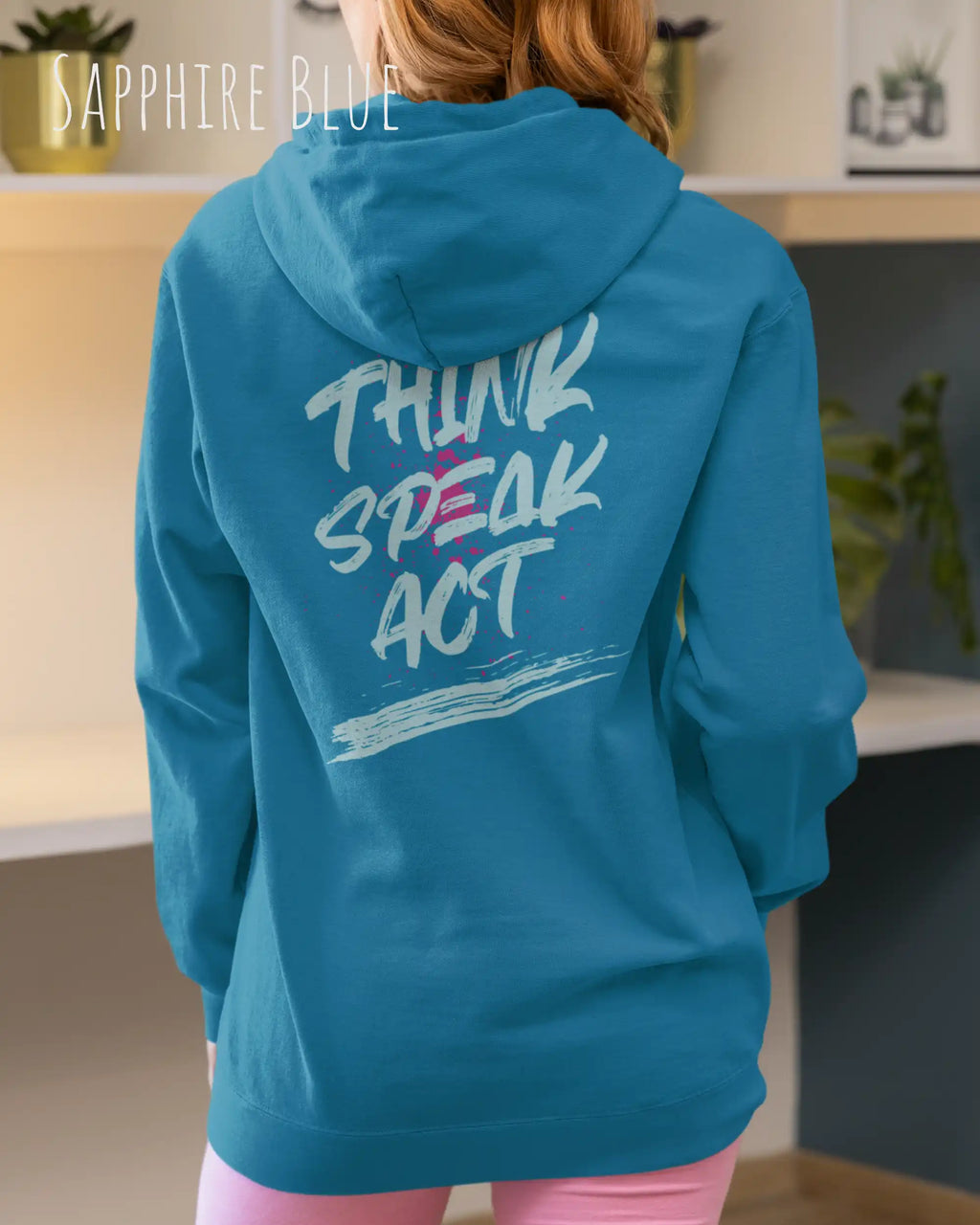 Eine Frau trägt den unisex basic hoodie JH001 von awdis in der Farbe sapphire blue mit dem STATEMENT Design THINK SPEAK ACT  auf dem rücken