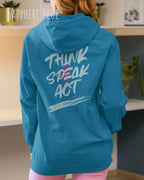 Eine Frau trägt den unisex basic hoodie JH001 von awdis in der Farbe sapphire blue mit dem STATEMENT Design THINK SPEAK ACT  auf dem rücken