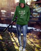 Eine Frau trägt den damen design hoodie JH001F von awdis in der Farbe bottle green mit dem STATEMENT Design THINK SPEAK ACT