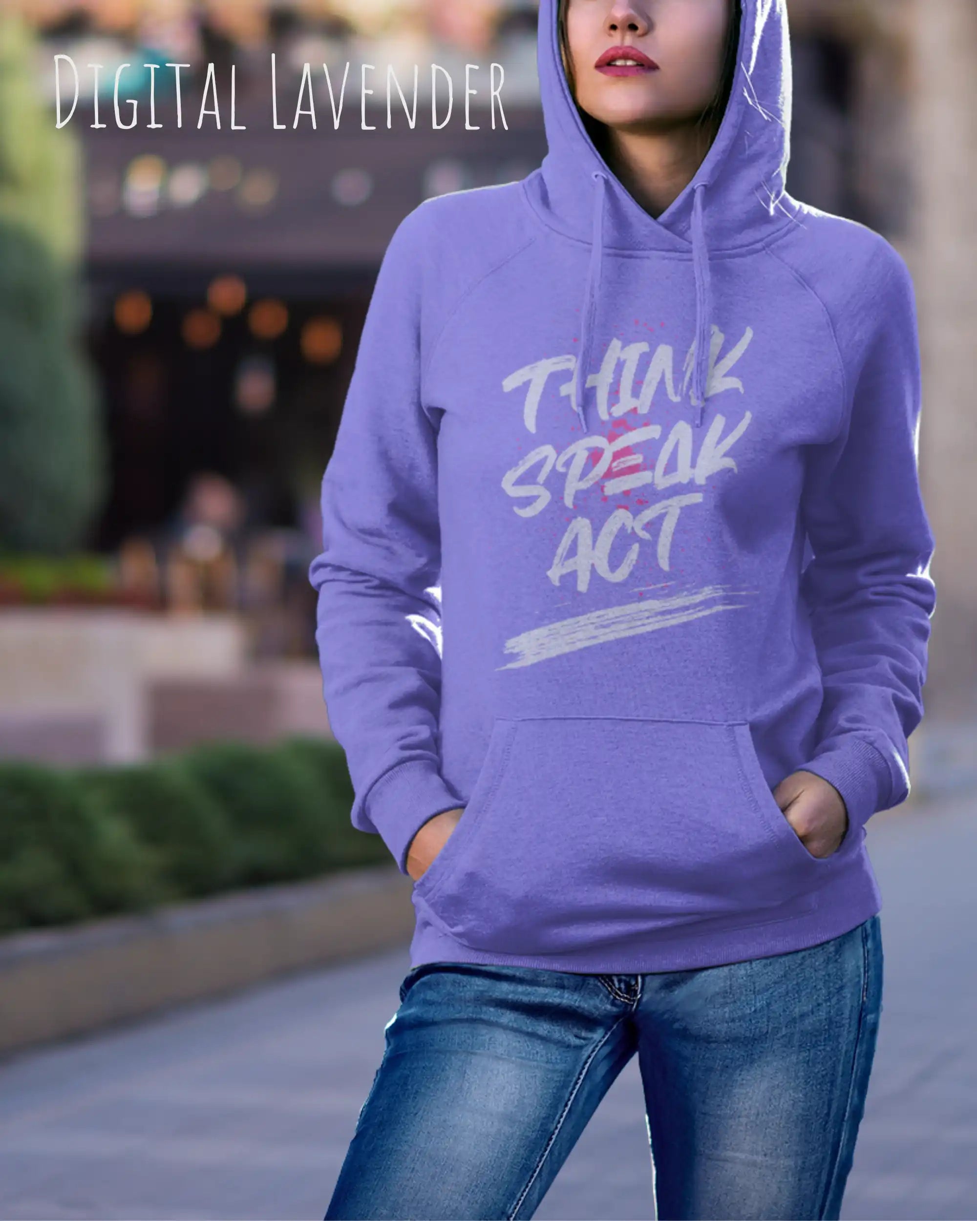 Eine Frau trägt den damen design hoodie JH001F von awdis in der Farbe digital lavender mit dem STATEMENT Design THINK SPEAK ACT