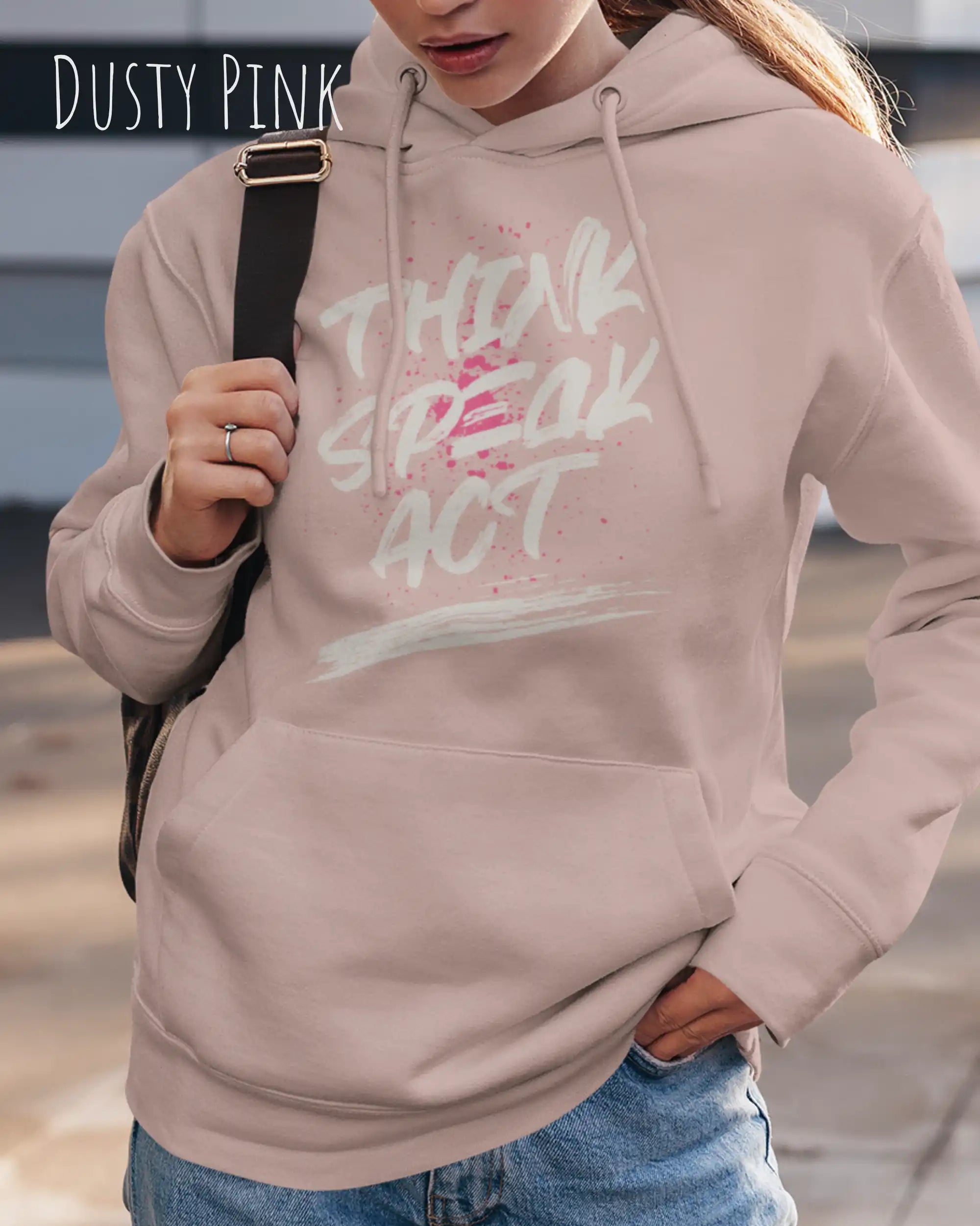 Junge Frau trägt den damen design hoodie JH001F von awdis in der Farbe dusty pink mit dem STATEMENT Design THINK SPEAK ACT