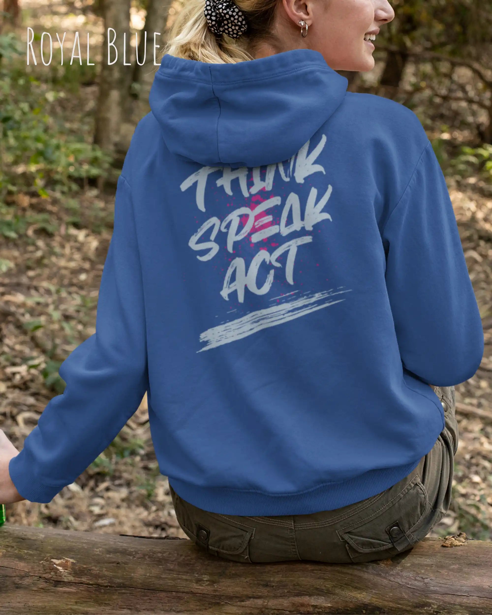 Eine Frau trägt den damen design hoodie JH001F von awdis in der Farbe royal blue mit dem STATEMENT Design THINK SPEAK ACT auf dem rücken